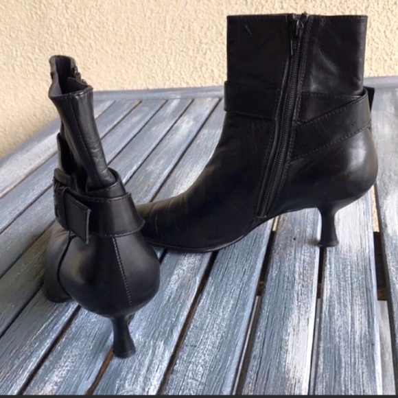 Stuart Weitzman Shoes - Black leather booties by Stuart Weitzman